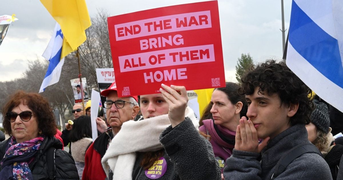 Rude și susținători ai ostaticilor deținuți de Hamas în Gaza protestează în fața biroului premierului israelian Benjamin Netanyahu din Ierusalim, marți, 11 februarie 2025