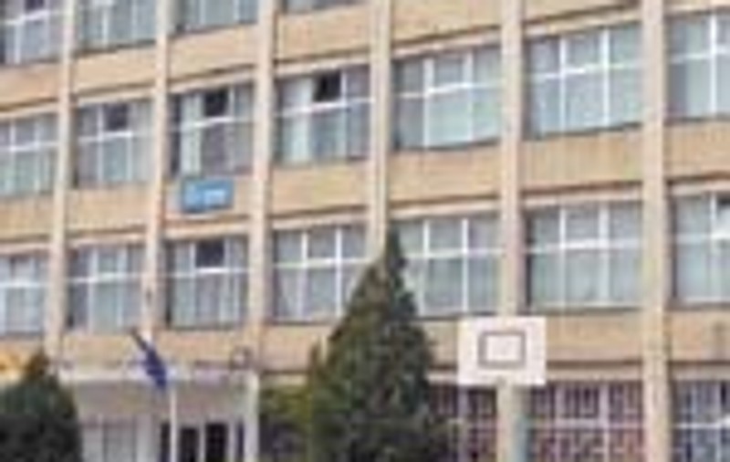 Un liceu cumpara rechizite pe datorie