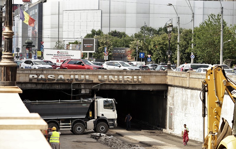 Accesul auto în Pasajul Unirii, sensul spre Universitate, oprit două nopți. Care este motivul