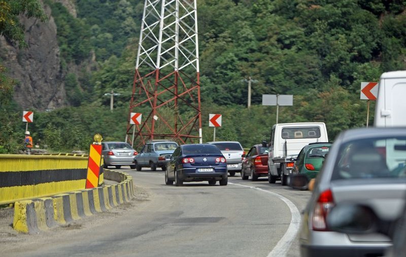 Trafic blocat pe DN7, după ce un tir s-a răsturnat