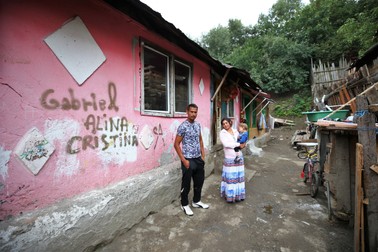 Andrian stă într-o casă de tip vagon, unde locuiesc mai multe familii