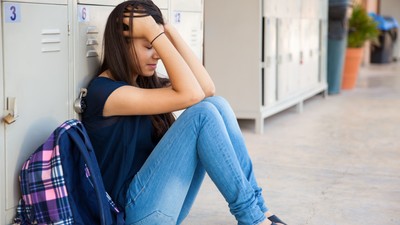 Unii adolescenți pot avea comportamente de self harm, fără ca părinții să-și dea seama. Fotografie via 123RF