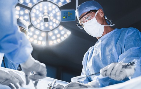 Doctori în timpul unei operații