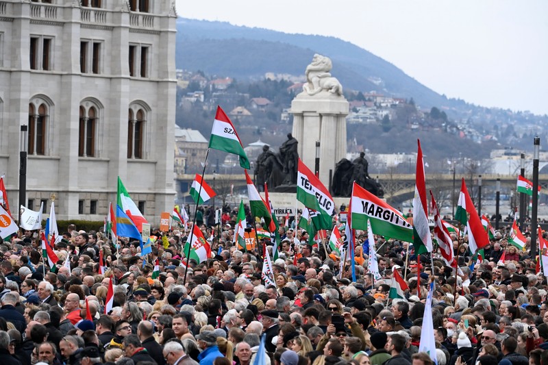 Oamenii se adună în Piața Kossuth din fața Parlamentului Ungariei ca să asculte discursul lui Viktor Orban, în Budapesta, de „Ziua Maghiarilor de Pretutindeni", pe 15 martie 2022. Foto: EPA