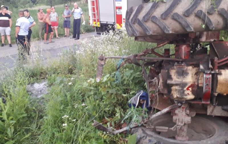 Un bărbat care s-a răsturnat cu tractorul a murit. Soția lui e în stare gravă