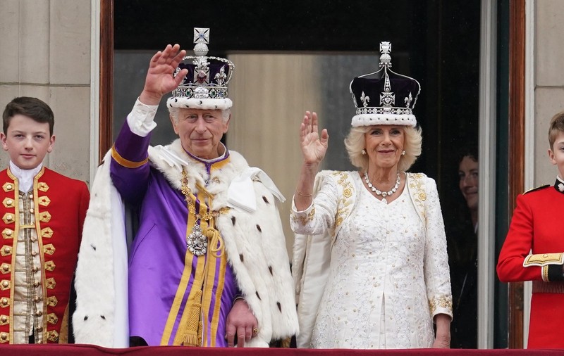 Charles și Camilla, încoronați rege și regină ai Marii Britanii. Ceremoniile s-au încheiat cu salutul de la balconul Palatului Buckingham