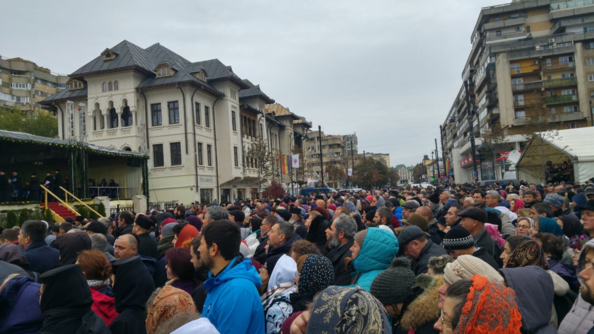30.000 de oameni s-au închinat la racla cu moaştele Sfintei Parascheva în primele două zile