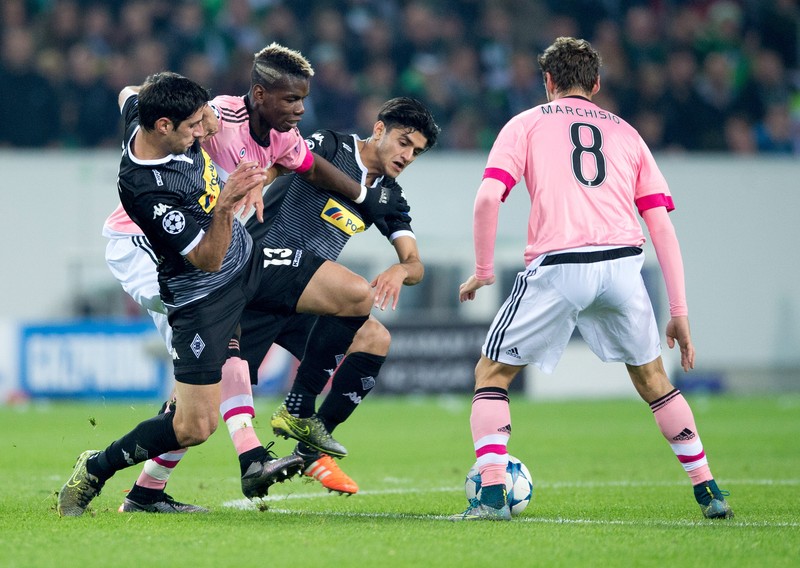 epa05009700 Gladbacha Lars Stindl (l) and Mahmoud Dahoud and Turins Paul Pogbain in action during the UEFA Champions League group D match between Borussia Moenchengladbach and Juventus Turin in Moenchengladbach, Germany, 03 November 2015. EPA/MARIUS BECKER