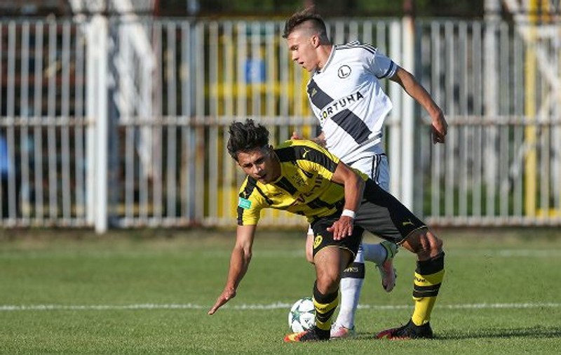 Revenire miraculoasă. Un junior de la Borussia Dortmund a jucat din nou fotbal, la doi ani după ce medicii i-au spus că nu va mai putea merge / VIDEO