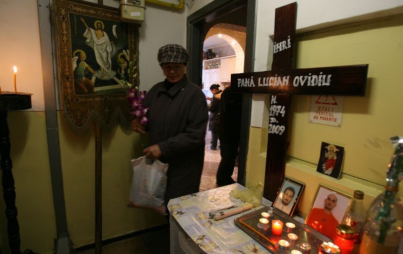 Înjunghiat şi aruncat în curtea spitalului