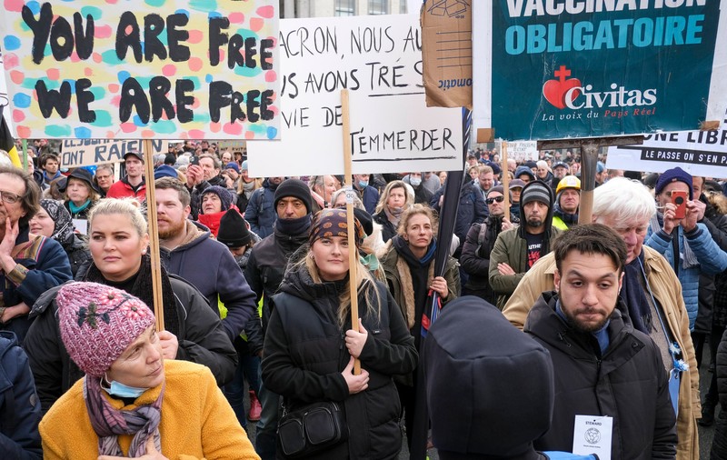 Proteste față de măsurile anti-COVID la Bruxelles. Manifestanții acuză că restricțiile „duc la polarizarea societății”