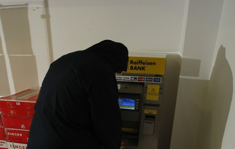 Goleau bancomatele de prin Oltenia cu „pisica” electronică