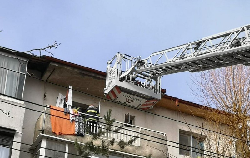 O femeie din Focșani închisă pe balcon de nepotul de 3 ani a fost salvată de pompieri. Entuziasmat, băiețelul a aplaudat intervenția