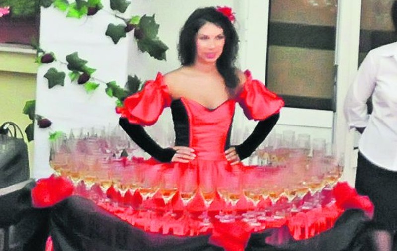 Minune i-a distrat, «femeia-masă» le-a dat şampanie!