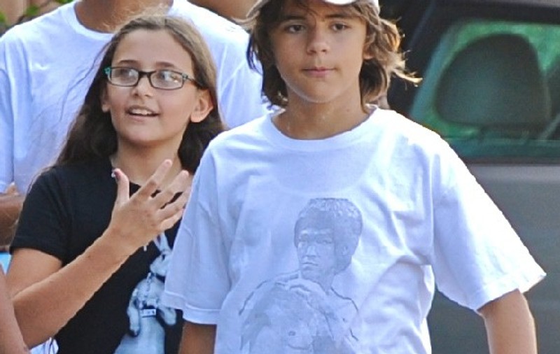 La 13 ani, Prince, fiul lui Michael Jackson, participă la acţiuni caritabile