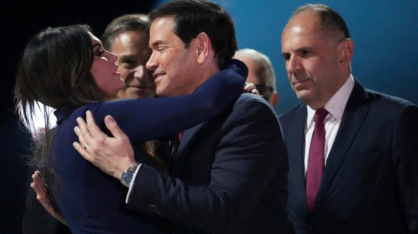 Ambasadoarea Kimberly Guilfoyle îl îmbrățișează călduros pe Marco Rubio, alături de ministrul grec de externe George Gerapetritis Sursa foto: Profimedia