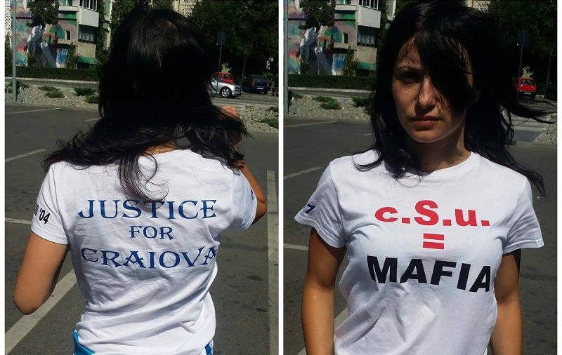 Fata în sutien care a vrut să intre pe teren la meciul cu Grecia era susținătoare a Universității lui Mititelu. Avea pregătit un tricou cu ”Justice for Craiova” pe-o parte, ”CSU = Mafia”, pe cealaltă!