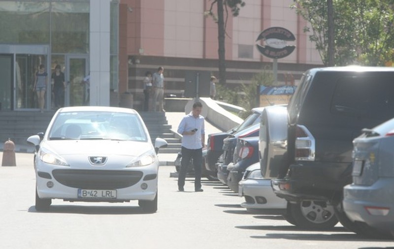 Foto | Narcis Răducan, atent cu operatorul de telefonie mobilă. A gonit din mall să-şi achite factura!