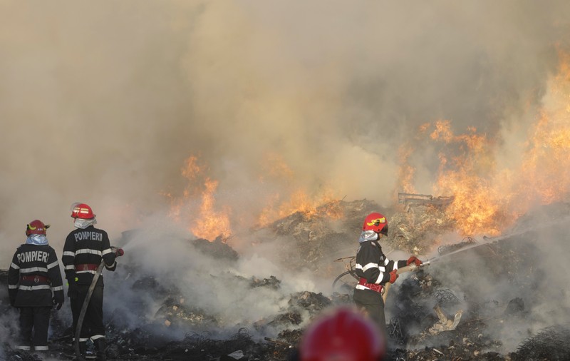 Incendiu de vegetație în Chitila, lângă o fostă groapă de gunoi. Locuitorii Capitalei, alertaţi prin sistemul Ro-Alert