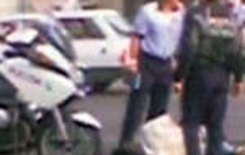 Pieton 'spulberat' de motocicleta unui politist