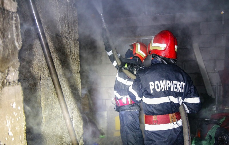 Un bătrân din Bacău a murit carbonizat în casă. Cablul defect al televizorului a luat foc