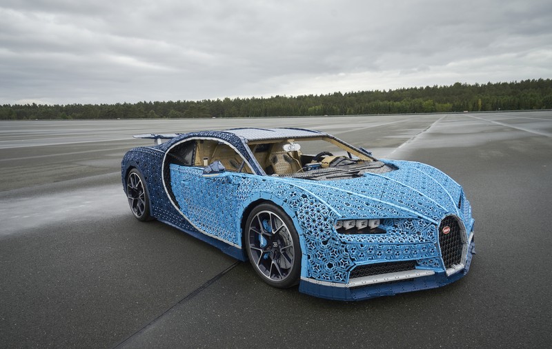 Un Bugatti Chiron construit cu un milion de piese Lego a ajuns în România