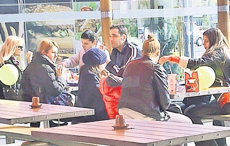 Nici vorbă de divorţ: Ion Ion Ţiriac şi-a dus nevasta şi soacra la un fast-food