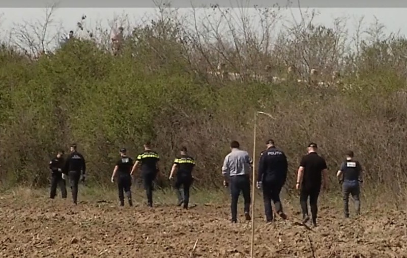 Cadavrul găsit pe un câmp din Dâmboviţa este al unei femei. Trupul, mutilat şi înfăşurat în folie de plastic