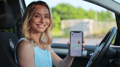 femeie-masina-permis-conducere-digital