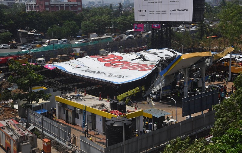 Cel puțin 14 morți și 75 de răniți în India, după ce un panou publicitar uriaș s-a prăbușit în timpul unei furtuni, la Mumbai