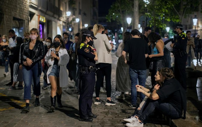 Mii de petrecăreți, goniți de poliție în Barcelona, din centru și de pe plajă, în primul weekend fără stare de urgență