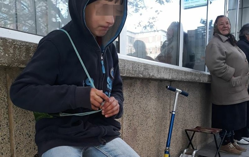 Un copil din Mioveni își vinde jucăriile pentru a-și cumpăra haine de iarnă. Provine dintr-o familie destrămată