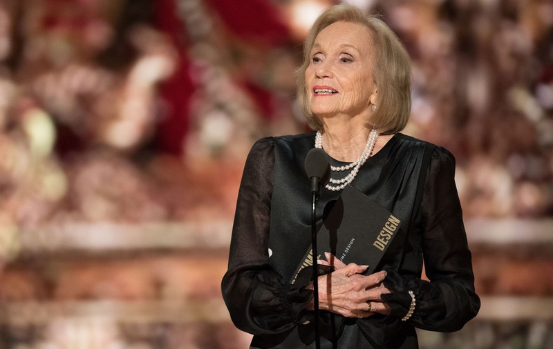 A împlinit 102 ani, are un Oscar și două stele pe Hollywood Walk of Fame. Este cea mai vârstnică legendă a cinematografiei