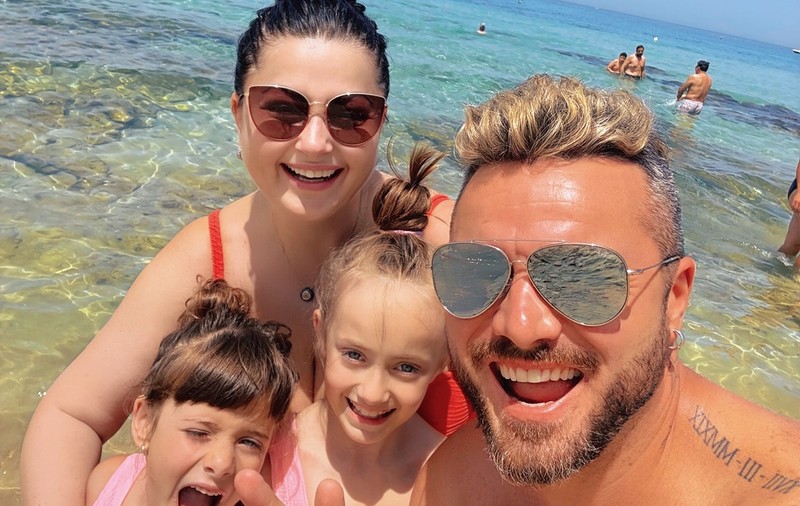 Tavi Clonda a mers la Beach, Please! fără Gabriela Cristea. Cine l-a însoțit pe artist și ce s-a întâmplat cu soția și fetele lui. „Facem așa o băiețeală”