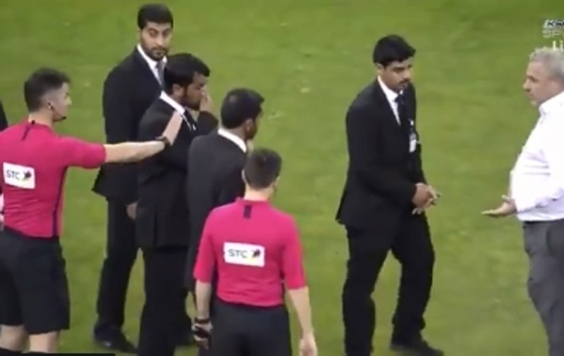 VIDEO | Șumudică s-a certat cu arbitrul și a fost oprit de forțele de ordine să se răzbune!