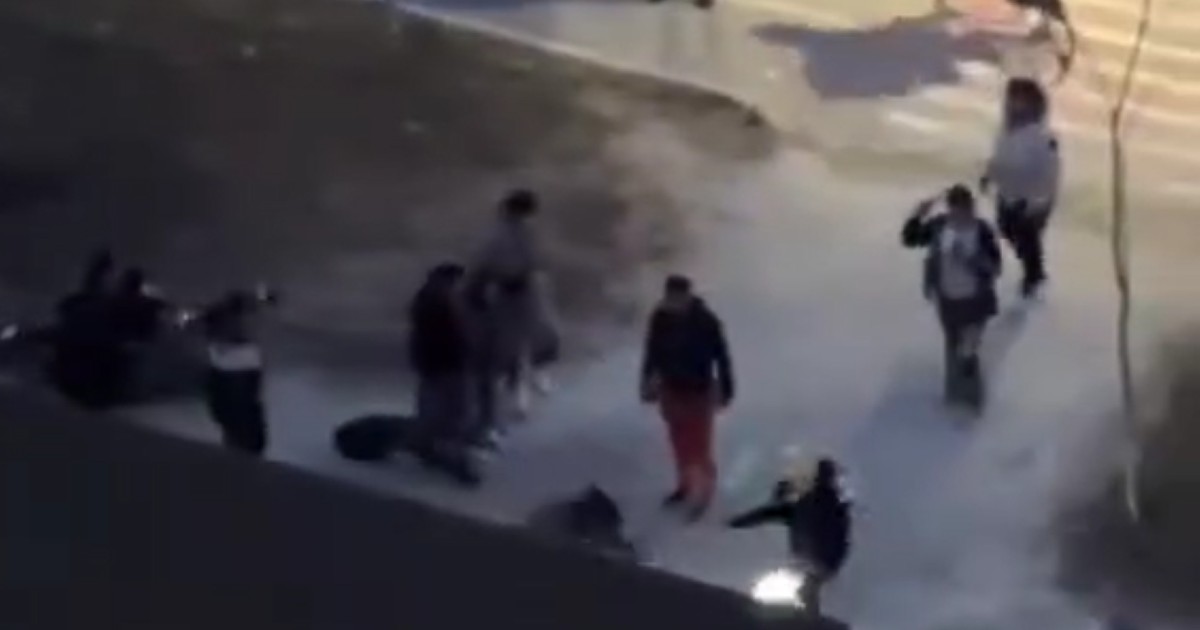 Livratori de mâncare bătuți cu lopeți și indicatoare rutiere de cinci oameni, în București. Foto Captură video Facebook/Sindicatul Europol