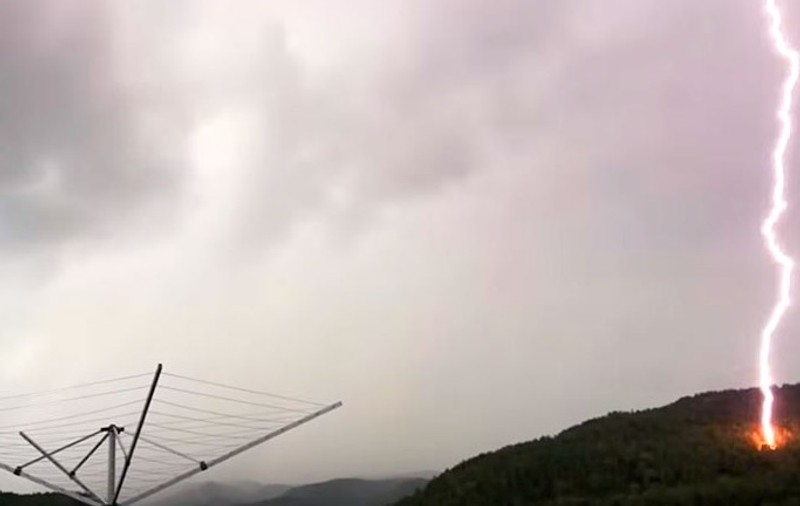 VIDEO | Un bărbat care a vrut să filmeze o furtună a trecut prin spaima vieții sale. Un fulger a lovit la doar cinci metri distanță