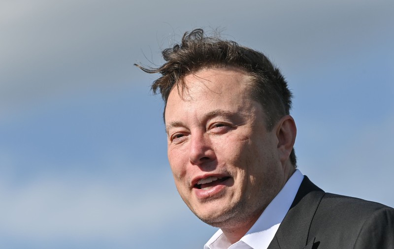 Înșelătorie pe Facebook. Cum a reușit un bărbat care se dădea drept Elon Musk să fure 600.000 de dolari de la o femeie