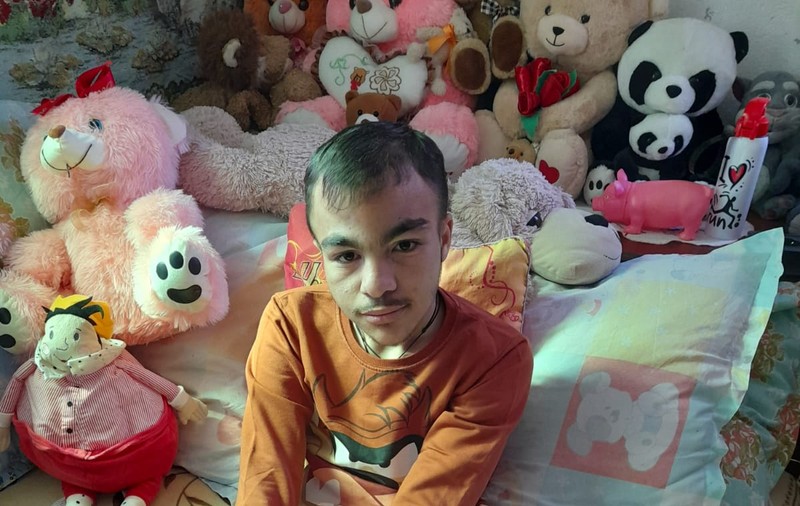 Dragoș are nevoie de 5.000 de lei pentru un cărucior electric. Băiatul de 14 ani este bolnav de tetrapareză spastică și cancer cerebral