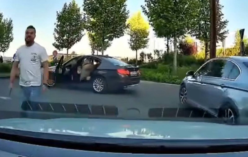 Șofer de BMW, filmat când lovește cu ranga o mașină, în Timișoara. Imagini cu atacul din trafic | VIDEO