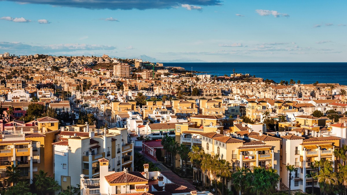 Vedere cu orașul Torrevieja. În imagini pot fi văzute mai multe clădiri