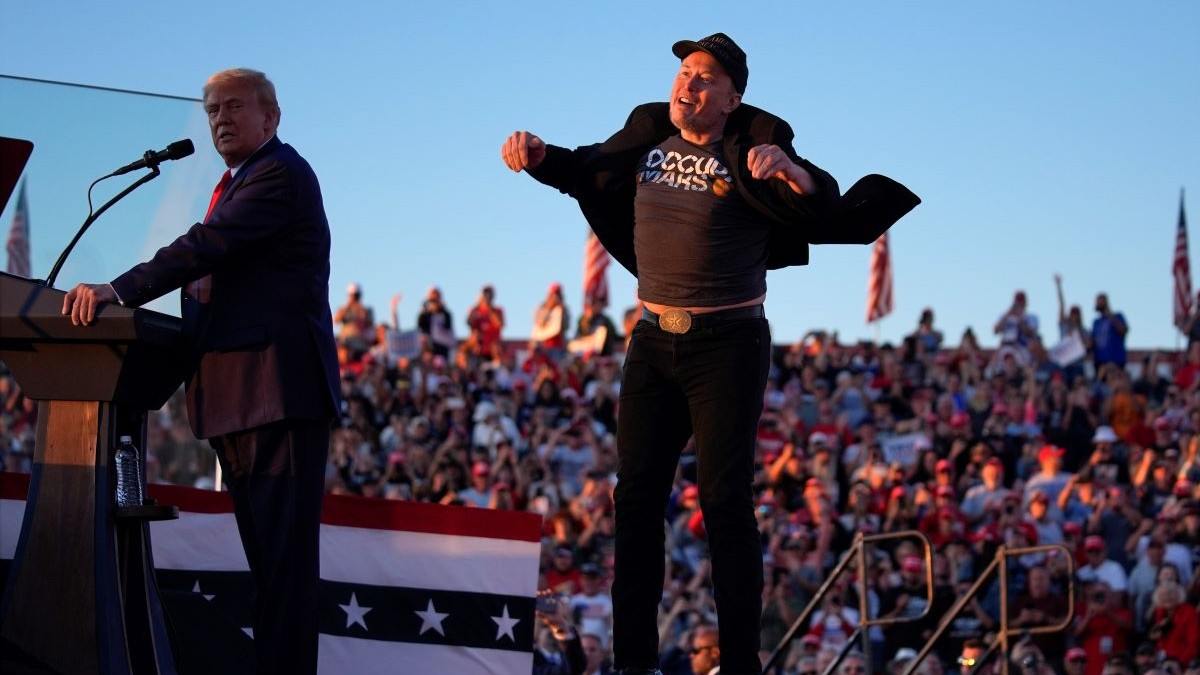 Elon Musk jubilează lângă Donald Trump, care susține un discurs în Pennsylvania, locul unde a fost aproape să fie omorât