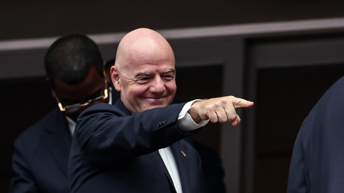 Gianni Infantino, șeful FIFA, îmbrăcat într-un costum negru cu cămașă albă. Foto: Profimedia