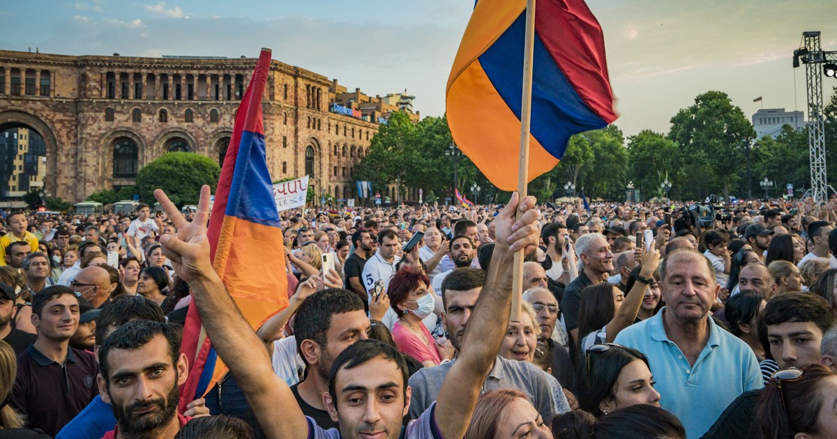 Simpatizanți ai premierului armean Nikol Pașinian celebrează victoria în Piața Republicii din Erevan Foto: Hepta