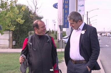primarul din copsa mica a ajuns la Bucuresti. Vorbeste cu un senator la intrarea in Capitala dintre Chitila