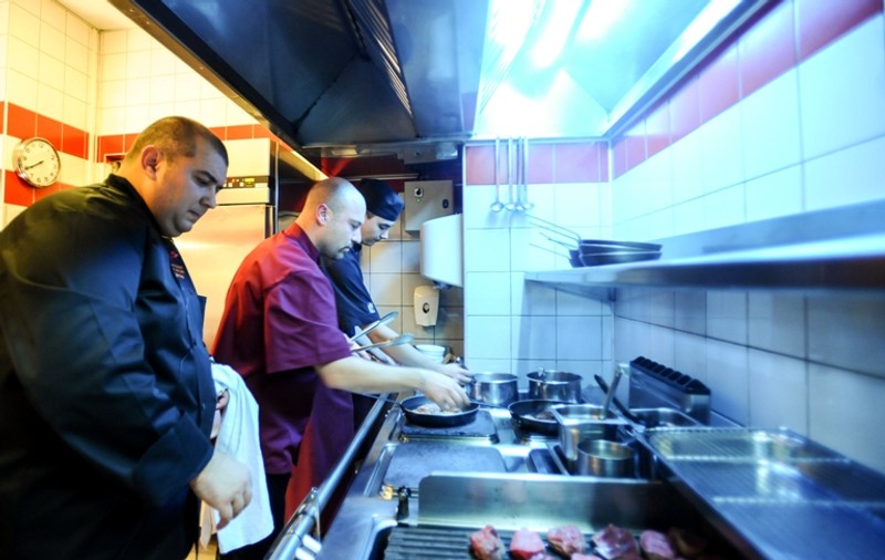 Miţă de la ”Bere Gratis”, artist în bucătărie! Solistul a primit titlul de ”chef”