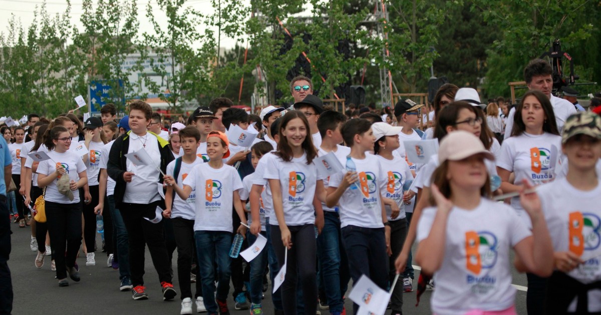FOTOREPORTAJ: Peste 10.000 de oameni, la Buzău, de Ziua Eroilor. Jumătate au fost elevi aduși de profesori