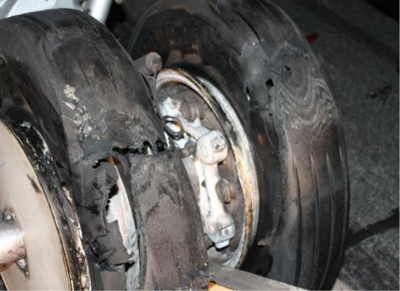 Două din cele patru anvelope ale principalului tren de aterizare al aeronavei ATR 42-500 YR-ATF, la scurt timp după aterizare