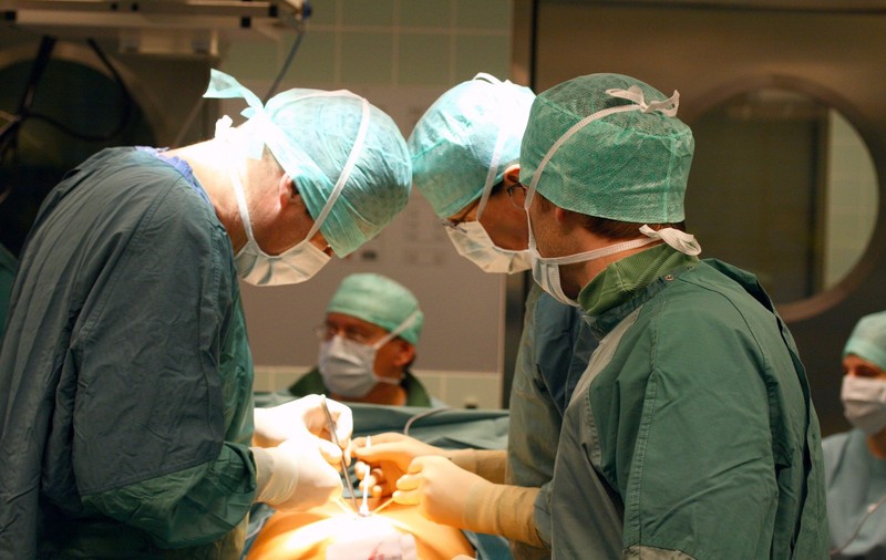 Vrea să vindece un pacient de paralizie printr-un transplant complet de corp din lume