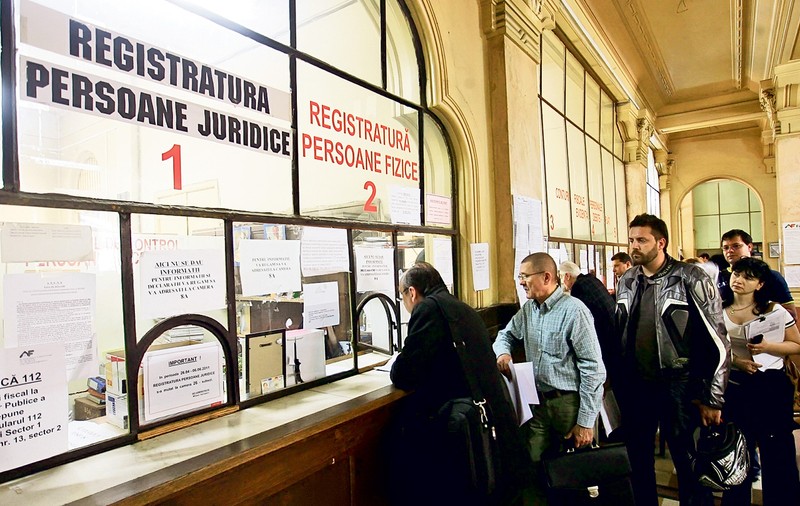 Sporul pentru risc şi suprasolicitare neuropsihică de 50% al funcţionarilor publici, eliminat de Parlament